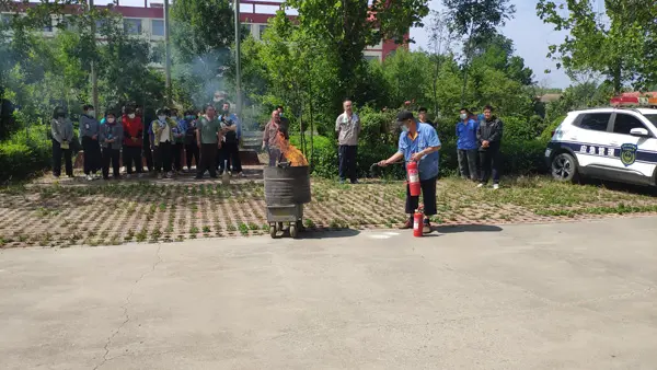 Vor unserem Bürogebäude fanden praktische Brandschutzübungen statt Fire Safety Fire-fighting Practical Exercises Were Held in Front of Our Office Building