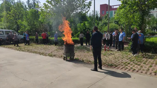 Treinamento de segurança contra incêndio e exercícios práticos no local foram realizados em frente ao nosso prédio de escritórios Fire Safety Training and on-site Practical Exercises Were Held In Front of Our Office Building